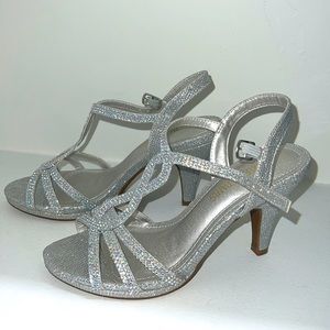 Light silver sparkle heels. From “Dream Pairs”. Great for homecoming, prom, etc.